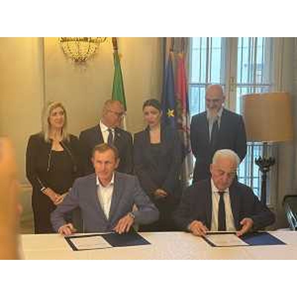 L'assessore Amirante, a sinistra in piedi, al tavolo della sigla dei nuovi rapporti di collaborazione sul fronte della logistica tra Italia e Serbia. - L'assessore Amirante, a sinistra in piedi, al tavolo della sigla dei nuovi rapporti di collaborazione sul fronte della logistica tra Italia e Serbia.