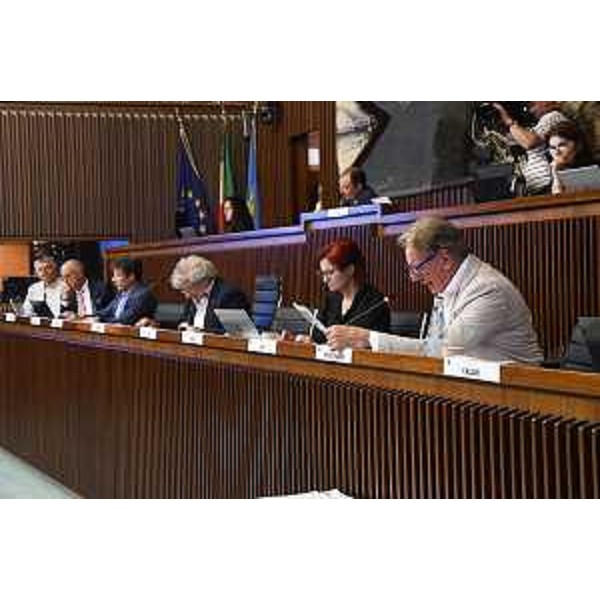 Uno scatto durante i lavori della I Commissione integrata con la lettura degli emendamenti da parte dell'assessore Scoccimarro - Uno scatto durante i lavori della I Commissione integrata con la lettura degli emendamenti da parte dell'assessore Scoccimarro