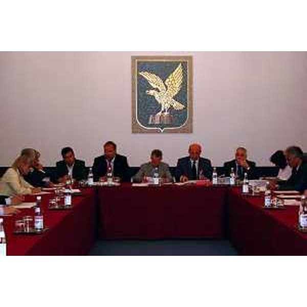 Riccardo Illy (Presidente della Regione Friuli Venezia Giulia) con il Comitato Innovazione. (Trieste, 05/07/04)