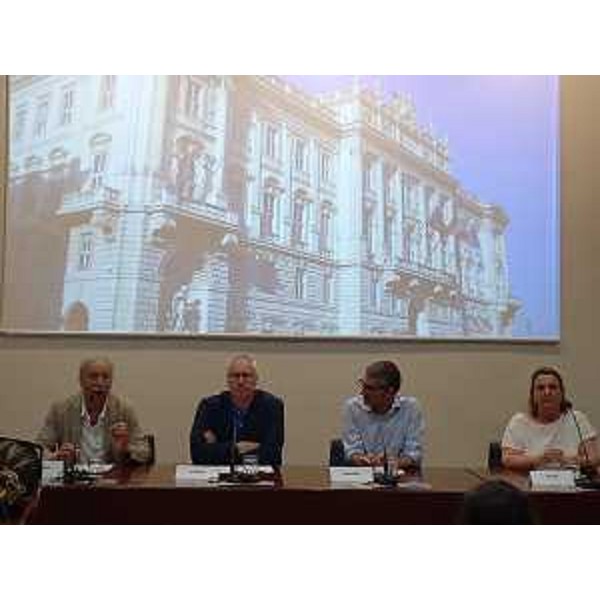 Da sinistra Gino Gregoris ( presidente di Efasce), Mauro Bordin (presidente del Cr), Pierpaolo Roberti (assessore alle Politiche migratorie) e Luisa Forte (vicepresidente Efasce) - Da sinistra Gino Gregoris ( presidente di Efasce), Mauro Bordin (presidente del Cr), Pierpaolo Roberti (assessore alle Politiche migratorie) e Luisa Forte (vicepresidente Efasce)