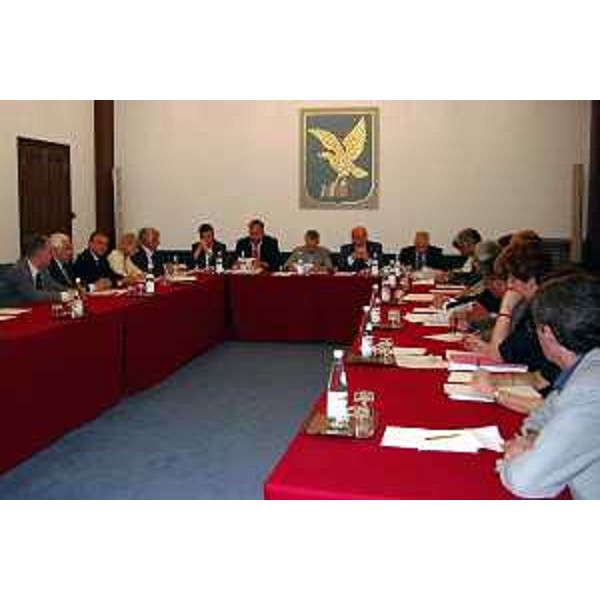 Riccardo Illy (Presidente della Regione Friuli Venezia Giulia) con il Comitato Innovazione. (Trieste, 05/07/04)