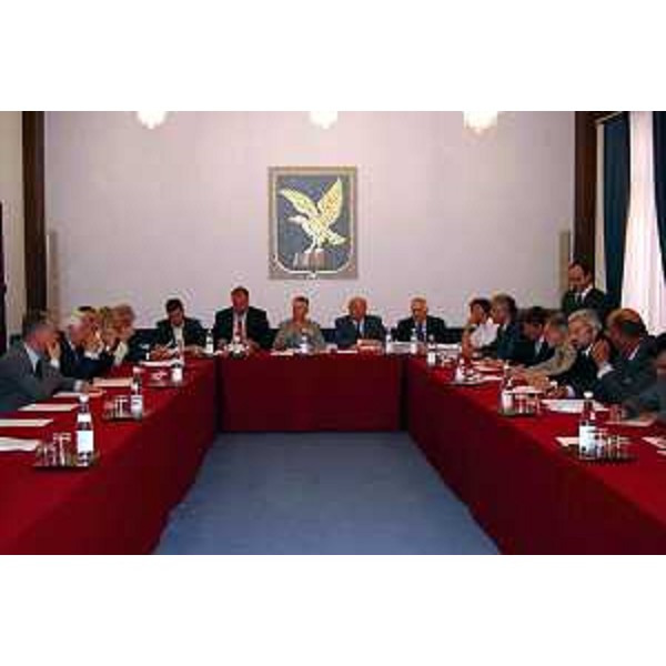 Riccardo Illy (Presidente della Regione Friuli Venezia Giulia) con il Comitato Innovazione. (Trieste, 05/07/04)