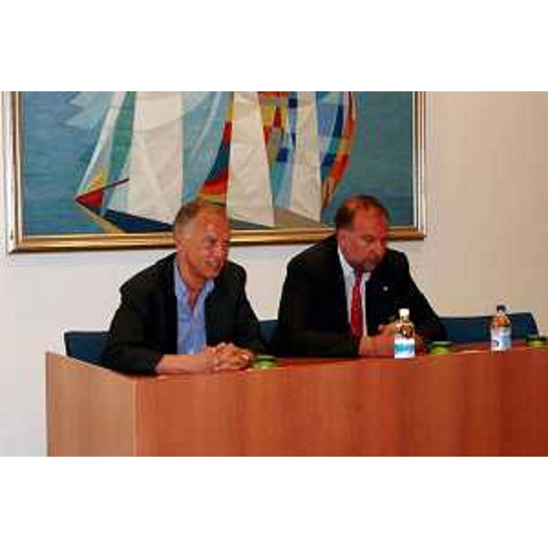 Roberto Cosolini (Assessore regionale al lavoro, formazione, università e ricerca) e Antonio Sfiligoj (dall'amministratore delegato di Sviluppo Italia FVG) alla firma della convenzione tra Regione e Sviluppo Italia. (Trieste, 05/07/04)