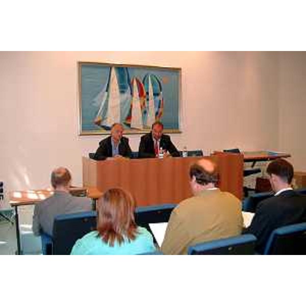 Roberto Cosolini (Assessore regionale al lavoro, formazione, università e ricerca) e Antonio Sfiligoj (dall'amministratore delegato di Sviluppo Italia FVG) alla firma della convenzione tra Regione e Sviluppo Italia. (Trieste, 05/07/04)