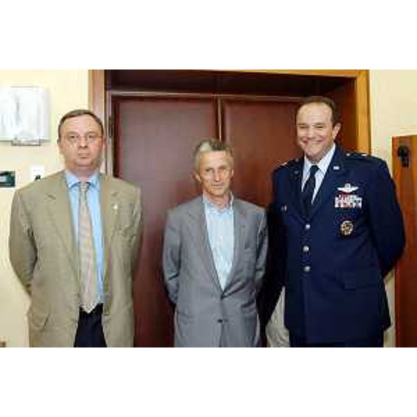 Riccardo Illy (Presidente della Regione Friuli Venezia Giulia) incontra brigadier general Philip M. Breedlove (nuovo comandante del 31.mo Fighter Wing di stanza alla Base aera Usa di Aviano). (Trieste, 01/07/04)