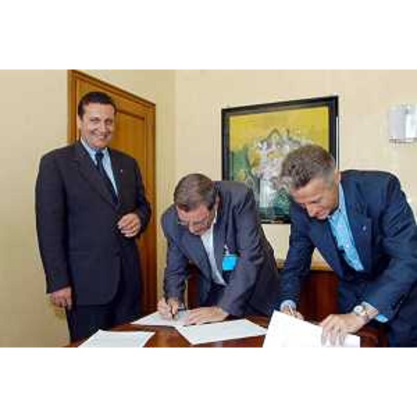 Riccardo Illy (Presidente della Regione Friuli Venezia Giulia), Josef Parente (nuovo direttore generale dell'Ersa), Enzo Marsilio (Assessore regionale alle risorse agricole, naturali, forestali e montagna). (Trieste, 30/06/04)