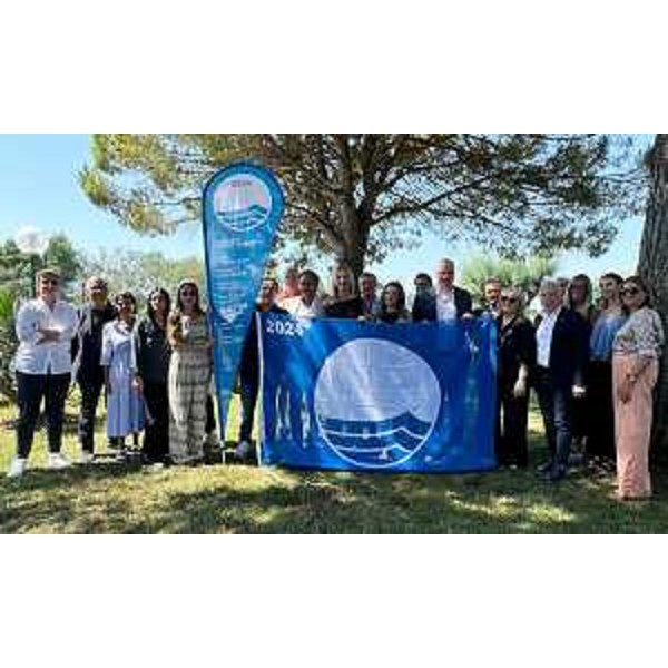 Il presidente del Cr Fvg, Mauro Bordin (primo da destra tra chi regge la Bandiera blu) assieme agli amministratori locali e regionali durante la consegna del riconoscimento a Lignano Sabbiadoro - Il presidente del Cr Fvg, Mauro Bordin (primo da destra tra chi regge la Bandiera blu) assieme agli amministratori locali e regionali durante la consegna del riconoscimento a Lignano Sabbiadoro