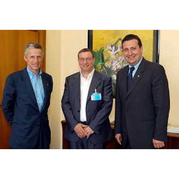 Riccardo Illy (Presidente della Regione Friuli Venezia Giulia), Josef Parente (nuovo direttore generale dell'Ersa), Enzo Marsilio (Assessore regionale alle risorse agricole, naturali, forestali e montagna). (Trieste, 30/06/04)