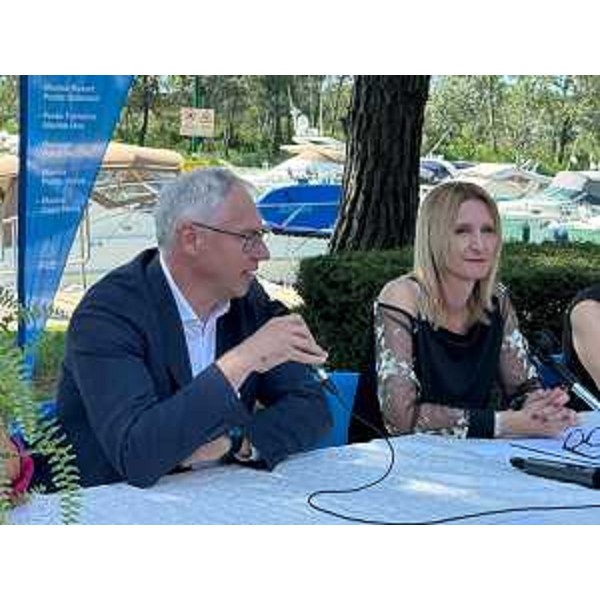 L'intervento del presidente Bordin. Accanto a lui, il sindaco di Lignano Sabbiadoro, Laura Giorgi - L'intervento del presidente Bordin. Accanto a lui, il sindaco di Lignano Sabbiadoro, Laura Giorgi