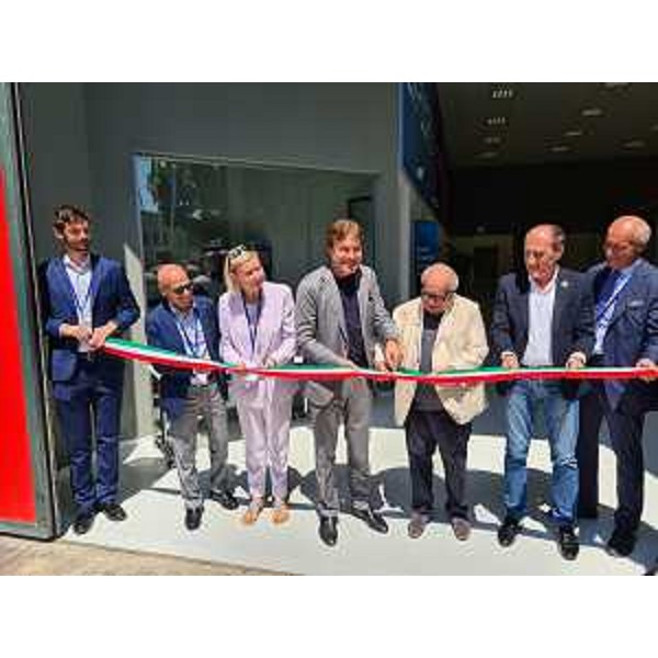 L'inaugurazione della nuova ala della Lef di San Vito al Tagliamento, al centro l'assessore Sergio Emidio Bini con il presidente di Confindustria Alto Adriatico, Michelangelo Agrusti. - L'inaugurazione della nuova ala della Lef di San Vito al Tagliamento, al centro l'assessore Sergio Emidio Bini con il presidente di Confindustria Alto Adriatico, Michelangelo Agrusti.