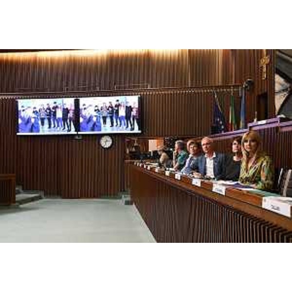 Il tavolo della direzione centrale Istruzione con l'assessore regionale Alessia Rosolen e il presidente Novelli durante la proiezione di alcuni contributi video - Il tavolo della direzione centrale Istruzione con l'assessore regionale Alessia Rosolen e il presidente Novelli durante la proiezione di alcuni contributi video