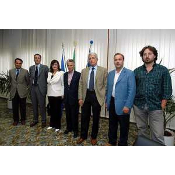 Riccardo Illy (Presidente della Regione Friuli Venezia Giulia) con i capigruppo della maggioranza: Bruno Zvech (DS), Bruno Malattia (Cittadini per il Presidente), Cristiano Degano (Margherita), Igor Canciani (Rifondazione Comunista), Alessandra Battellino (Intesa per la Regione) e Alessandro Metz (Federazione dei Verdi). (Udine, 28/06/04)