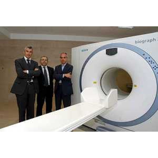 Gianni Pecol Cominotto (Assessore regionale all'organizzazione, personale e sistemi informativi) all'inaugurazione della PET-TAC (Positron Emission Tomography - Tomografia Assiale Computerizzata). (Udine, 28/06/04) 