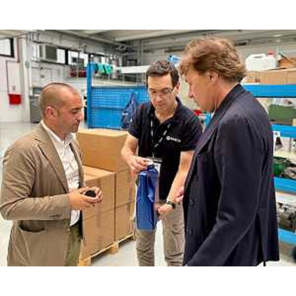 I vertici e i responsabili della produzione di Maca Engineering illustrano all'assessore Bini alcune fasi produttive nello stabilimento sanquirinese. - I vertici e i responsabili della produzione di Maca Engineering illustrano all'assessore Bini alcune fasi produttive nello stabilimento sanquirinese.