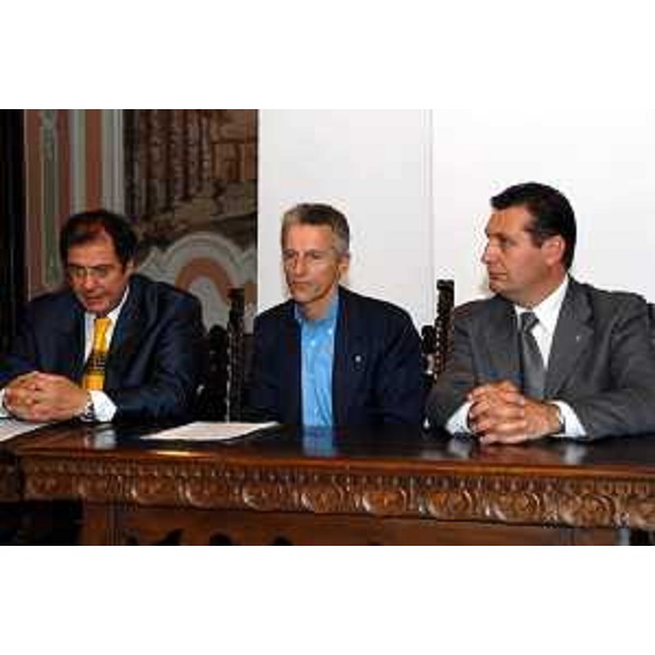 Riccardo Illy (Presidente della Regione Friuli Venezia Giulia), Enzo Marsilio (Assessore regionale alle risorse agricole, naturali, forestali e montagna), Raffaele Galliano (responsabile Poste Italiane del triveneto) alla firma della convenzione che permetterà all'Amministrazione regionale di utilizzare uffici, personale, strutture e reti telematiche delle Poste per fornire servizi di pubblica utilità alle comunità dell'area montana. (Tolmezzo, 25/06/04)