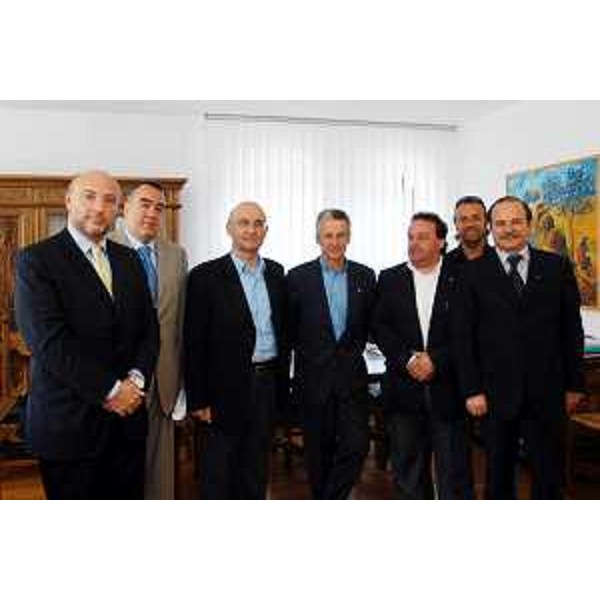 Riccardo Illy (Presidente della Regione Friuli Venezia Giulia), Enrico Bertossi (Assessore regionale alle attività produttive), Gianfranco Moretton (Assessore regionale all'ambiente, lavori pubblici e protezione civile) e l'amministrazione di Lignano. (Trieste, 25/06/04)