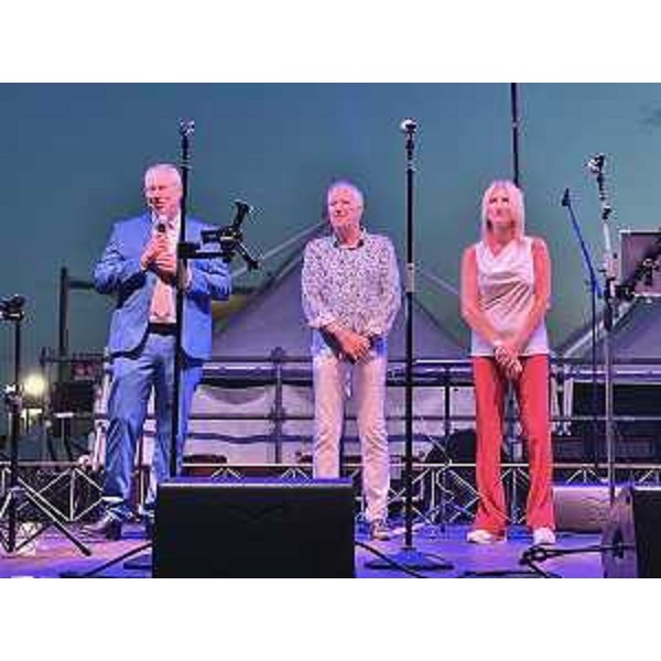 Il presidente del Cr Fvg, Mauro Bordin, interviene sul palco del Lignano Gospel Festival. Al suo fianco, l'assessore comunale Massimo Brini e la sindaca Laura Giorgi - Il presidente del Cr Fvg, Mauro Bordin, interviene sul palco del Lignano Gospel Festival. Al suo fianco, l'assessore comunale Massimo Brini e la sindaca Laura Giorgi