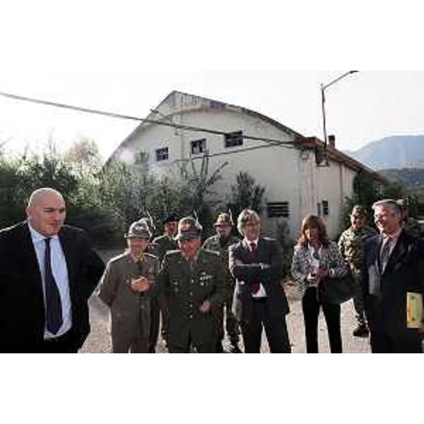 Renzo Tondo (Presidente della Regione Friuli Venezia Giulia), Guido Crosetto (Sottosegretario alla Difesa), Generale Ivan Resce e Sergio Cuzzi (Sindaco di Tolmezzo). Tolmezzo, 13/10/08)