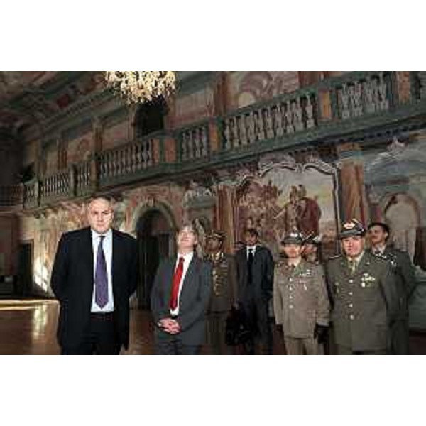 Renzo Tondo (Presidente della Regione Friuli Venezia Giulia) e Guido Crosetto (Sottosegretario alla Difesa) visitano la caserma Cantore di Tolmezzo. Tolmezzo, 13/10/08)