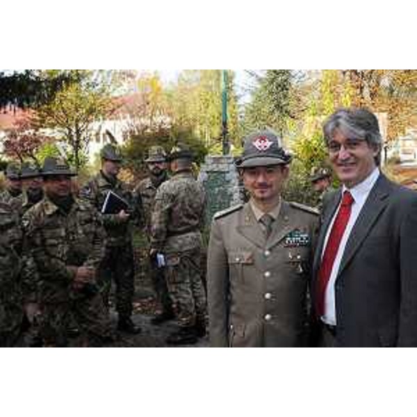 Renzo Tondo (Presidente della Regione Friuli Venezia Giulia), Generale di Brigata Gianfranco Rossi. Tolmezzo, 13/10/08)