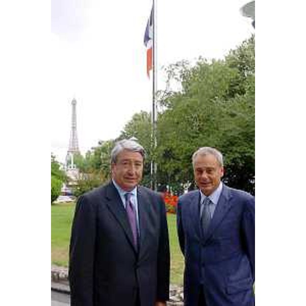 Roberto Antonione (Sottosegretario agli Affari Esteri), On. Lucio Stanca (Ministro per l'Innovazione e le Tecnologie). (Parigi, 23/06/04)