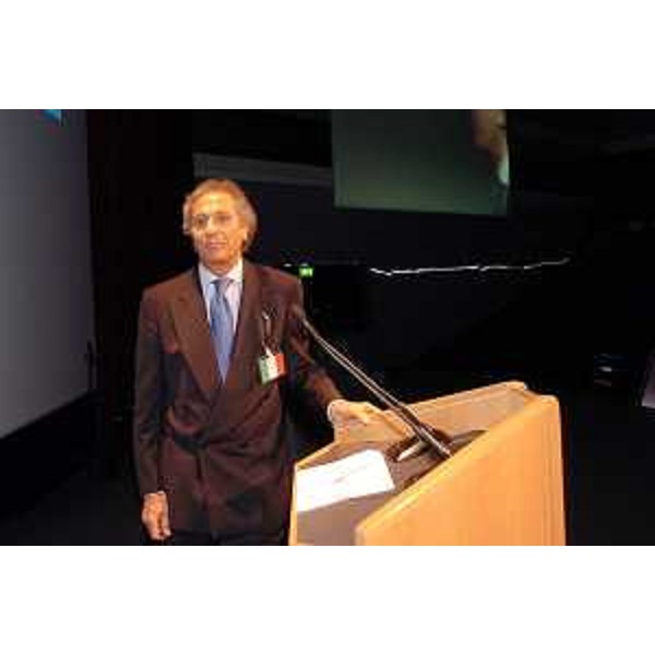 Ambasciatore Francesco Caruso (delegato italiano al Bie) presenta la candidatura di Trieste. (Parigi, 23/06/04)