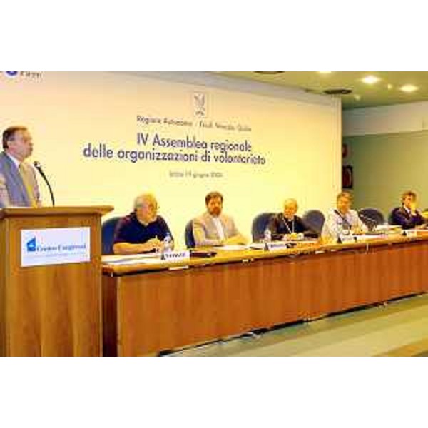 Franco Tesini (Presidente del consiglio regionale), Roberto Antonaz (Assessore regionale all'istruzione, cultura, sport e pace) all'assemblea regionale del volontariato. (Udine, 19/06/04)