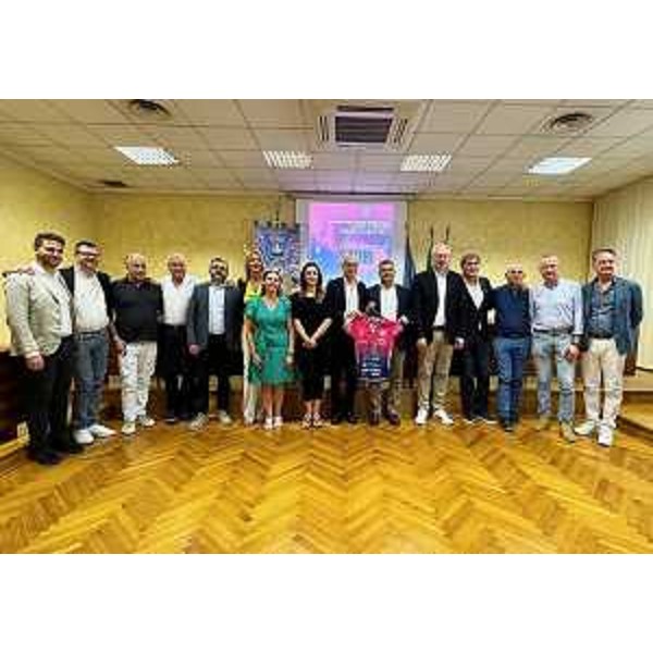 Foto di gruppo dei vertici della ADS Volley Talmassons Fvg con gli amministratori locali e regionali, a Latisana - Foto di gruppo dei vertici della ADS Volley Talmassons Fvg con gli amministratori locali e regionali, a Latisana