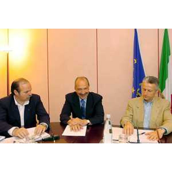 Riccardo Illy (Presidente della Regione Friuli Venezia Giulia), Gianfranco Moretton (Assessore regionale all'ambiente, lavori pubblici e protezione civile) e Vittorio Brancati (Sindaco di Gorizia). (Gorizia, 18/06/04)