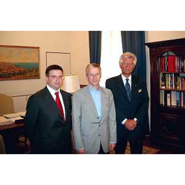 Riccardo Illy (Presidente della Regione Friuli Venezia Giulia), Enrico Mingardi (Presidente di ASSTRA), Marco Piuri (Vicepresidente di ASSTRA). (Trieste, 16/06/04)