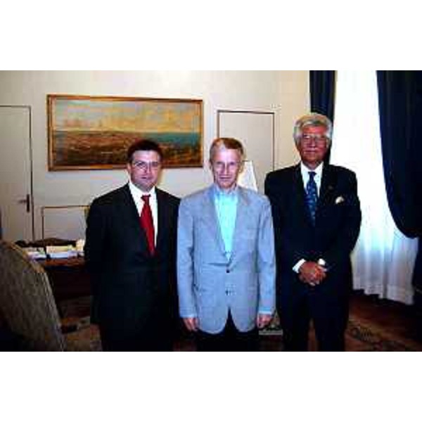 Riccardo Illy (Presidente della Regione Friuli Venezia Giulia), Enrico Mingardi (Presidente di ASSTRA), Marco Piuri (Vicepresidente di ASSTRA). (Trieste, 16/06/04)
