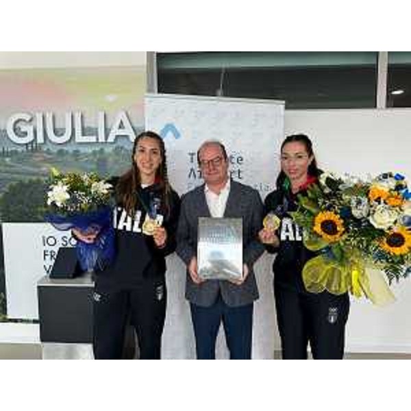 Il vicegovernatore Mario Anzil con le medaglia d'oro Giulia Rizzi e Mara Navarria - Il vicegovernatore Mario Anzil con le medaglia d'oro Giulia Rizzi e Mara Navarria