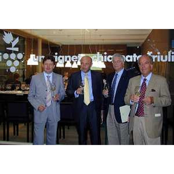 Adriano Gigante (Presidente di Federdoc FVG), Enrico Bertossi (Assessore regionale alle attività produttive), Tony May (ristoratore italo-americano), Marco Felluga (Vicepresidente Federdoc FVG) alla prima edizione di MiWine, salone professionale del vino e dei distillati. (Trieste, 14/06/04)