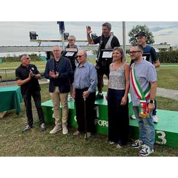 Il presidente del Cr Fvg, Mauro Bordin, applaude alla premiazione dei vincitori della gara di tiro a volo svoltasi a Campoformido - Il presidente del Cr Fvg, Mauro Bordin, applaude alla premiazione dei vincitori della gara di tiro a volo svoltasi a Campoformido