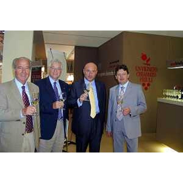 Marco Felluga (Vicepresidente Federdoc FVG), Tony May (ristoratore italo-americano), Enrico Bertossi (Assessore regionale alle attività produttive), Adriano Gigante (Presidente di Federdoc FVG) alla prima edizione di MiWine, salone professionale del vino e dei distillati. (Trieste, 14/06/04)