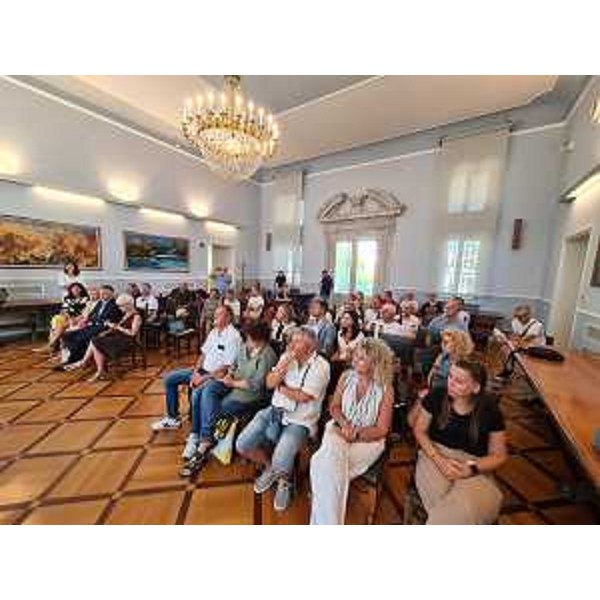 Il pubblico della conferenza stampa indetta dal Comune di Gradisca d'Isonzo sull'acquisizione municipale del Castello e dell'ex caserma Toti-Bergamas - Il pubblico della conferenza stampa indetta dal Comune di Gradisca d'Isonzo sull'acquisizione municipale del Castello e dell'ex caserma Toti-Bergamas