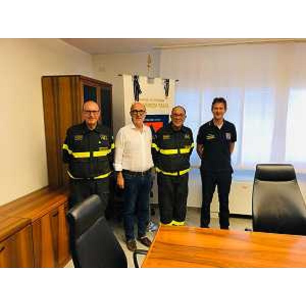 L'assessore regionale Riccardo Riccardi, secondo da sinistra, con il comandante dei Vigili del fuoco Fvg Agatino Carrolo, terzo da sinistra. - L'assessore regionale Riccardo Riccardi, secondo da sinistra, con il comandante dei Vigili del fuoco Fvg Agatino Carrolo, terzo da sinistra.
