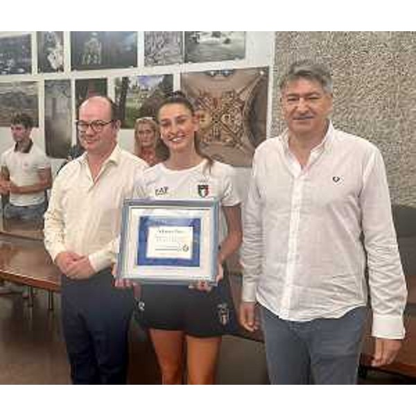 Il vicegovernatore Mario Anzil con la medaglia di bronzo olimpica Laura Paris e il sindaco di Attimis,Maurizio Malduca - Il vicegovernatore Mario Anzil con la medaglia di bronzo olimpica Laura Paris e il sindaco di Attimis,Maurizio Malduca