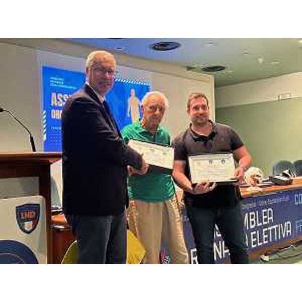 Il presidente del Cr Fvg Mauro Bordin premia Alfredo Pizzin alla guida della Real Castellana (centro) e Matteo Bricchi, presidente della Pontebbana (a destra) - Il presidente del Cr Fvg Mauro Bordin premia Alfredo Pizzin alla guida della Real Castellana (centro) e Matteo Bricchi, presidente della Pontebbana (a destra)