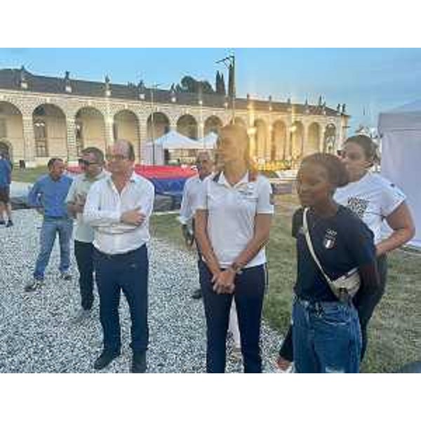 Il vicegovernatore Anzil a "Salto con l'asta a Villa" Manin assieme agli atleti del Friuli Venezia Giulia. - Il vicegovernatore Anzil a "Salto con l'asta a Villa" Manin assieme agli atleti del Friuli Venezia Giulia.