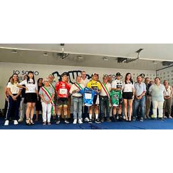 La foto di gruppo a San Giorgio di Nogaro, al termine della corsa ciclistica - La foto di gruppo a San Giorgio di Nogaro, al termine della corsa ciclistica