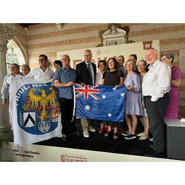 Il presidente Bordin in un'altra foto di gruppo con gli ospiti australiani e i rappresentanti di Friuli nel mondo - Il presidente Bordin in un'altra foto di gruppo con gli ospiti australiani e i rappresentanti di Friuli nel mondo