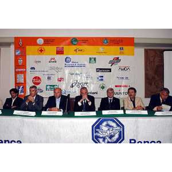 Enrico Bertossi (Assessore regionale alle attività produttive) con Paolo Bordon (Presidente Ass. Maratonina Udinese), Sergio Cecotti (Sindaco di Udine), Alberto Cudiz (Banca Popolare di Vicenza), Mario Pezzetta (Sindaco di Tavagnacco) e Luciano Baraldo (Consigliere Nazionale FIDAL) alla conferenza stampa di presentazione della Maratonina Città di Udine. (Udine 09/09/06)