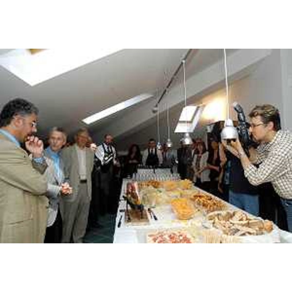 Riccardo Illy (Presidente della Regione Friuli Venezia Giulia), Roberto Antonaz (Assessore regionale all'istruzione, cultura, sport e pace) all'inaugurazione della nuova sede della Direzione Cultura. (Trieste, 09/06/04)