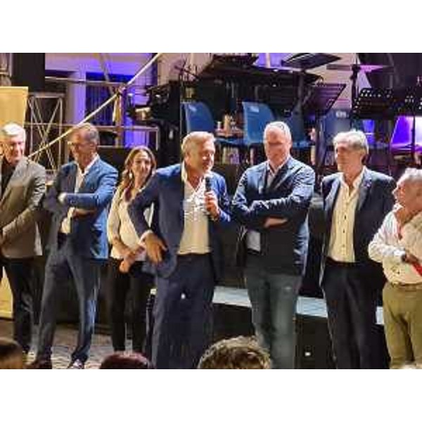 Sergio Emidio Bini al microfono accanto al presidente del Consiglio regionale Mauro Bordin - Sergio Emidio Bini al microfono accanto al presidente del Consiglio regionale Mauro Bordin