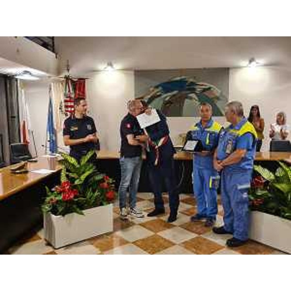 Un momento della consegna della targa alla Protezione civile regionale - Un momento della consegna della targa alla Protezione civile regionale