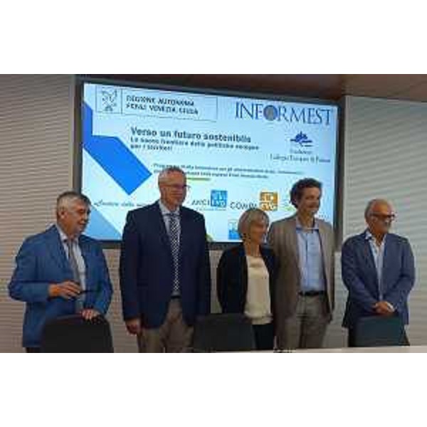 La foto di gruppo: da sinistra Cesare Azzali (Fondazione Collegio europeo di Parma), il presidente Mauro Bordin, l'assessore regionale alle Finanze Barbara Zilli, Dorino Favot (Anci Fvg) e Graziano Lorenzon, direttore di Informest - La foto di gruppo: da sinistra Cesare Azzali (Fondazione Collegio europeo di Parma), il presidente Mauro Bordin, l'assessore regionale alle Finanze Barbara Zilli, Dorino Favot (Anci Fvg) e Graziano Lorenzon, direttore di Informest