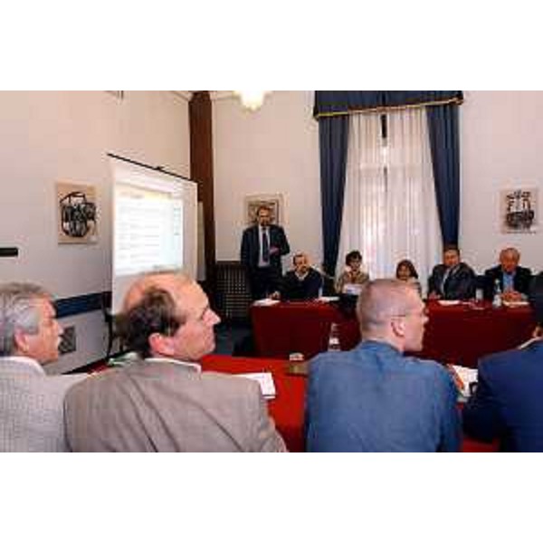 Roberto Cosolini (Assessore regionale al lavoro, formazione, università e ricerca) presenta il tavolo virtuale della concertazione. (Trieste, 08/06/04)