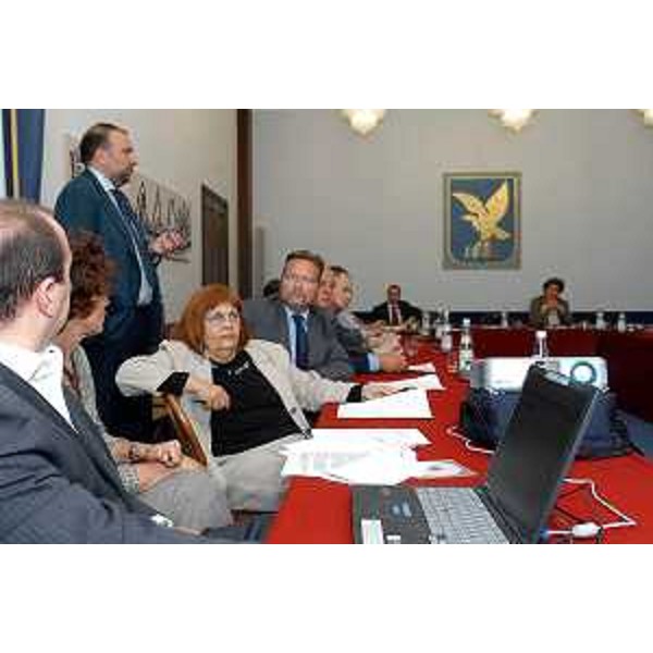 Roberto Cosolini (Assessore regionale al lavoro, formazione, università e ricerca) presenta il tavolo virtuale della concertazione. (Trieste, 08/06/04)