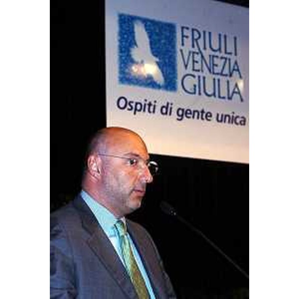 Enrico Bertossi (Assessore regionale alle attività produttive) alla conferenza regionale del turismo. (Lignano, 07/06/04)